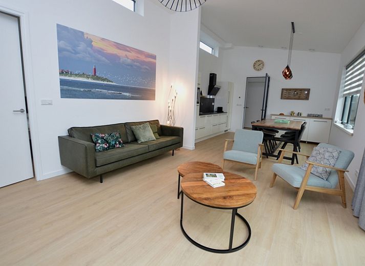 Bungalow Uterste Coogh 132 in De Dennen, Texel biedt een moderne buitenkant omringd door natuur.