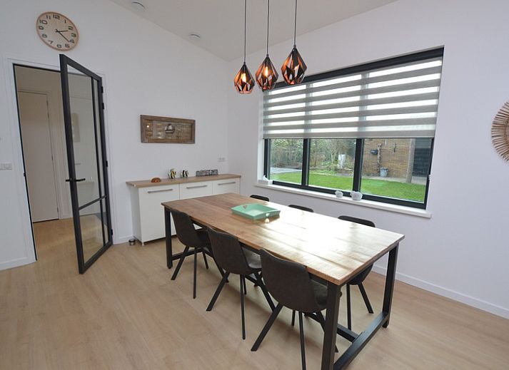 Gezellige woonkamer in Bungalow Uterste Coogh 132, De Dennen, Texel met comfortabele zitplaatsen.