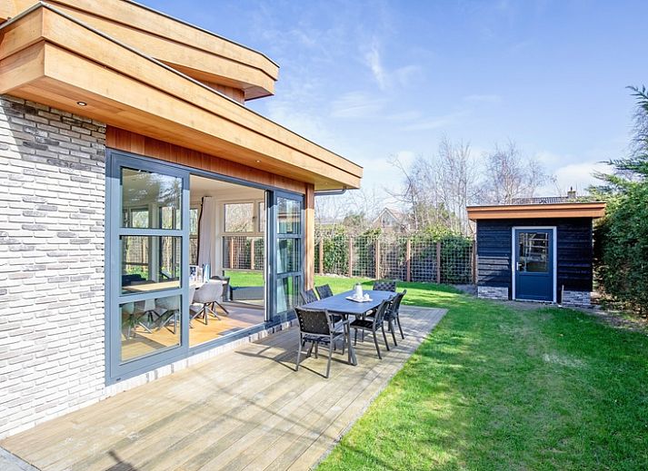 Bungalowpark 't Hoogelandt - Holiday home De Vlinder in De Dennen, Texel, with a spacious terrace and modern architecture.