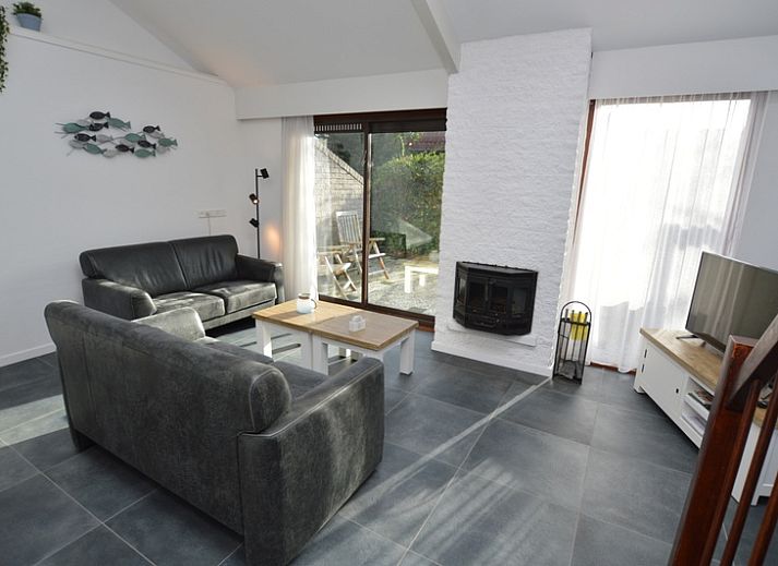 Gezellige woonkamer in vakantiehuis Gortersmient 240, Bungalowpark Gortersmient, De Dennen Texel met moderne inrichting.