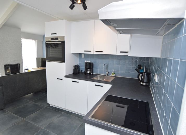 Gezellige woonkamer in vakantiehuis Gortersmient 240, Bungalowpark Gortersmient, De Dennen Texel met moderne inrichting.