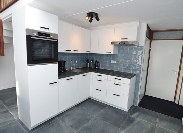 Gezellige woonkamer in vakantiehuis Gortersmient 240, Bungalowpark Gortersmient, De Dennen Texel met moderne inrichting.