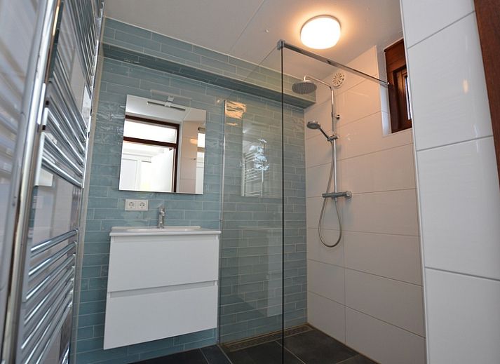 Gezellige woonkamer in vakantiehuis Gortersmient 240, Bungalowpark Gortersmient, De Dennen Texel met moderne inrichting.