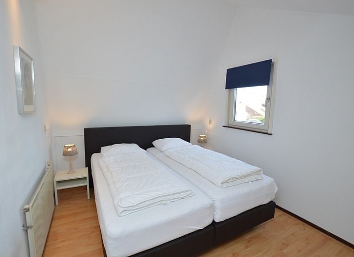 Lichte binnenruimte van vakantiehuis Gortersmient 240, Bungalowpark Gortersmient, De Dennen Texel met comfortabele zithoek.