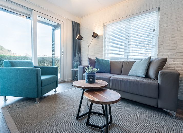 Gezellige woonkamer van Appartement Bos en Duin 12 in De Dennen, Texel, met moderne meubels en veel natuurlijk licht.