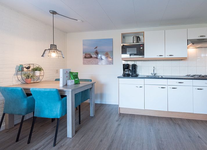 Gezellige woonkamer van Appartement Bos en Duin 12 in De Dennen, Texel, met moderne meubels en veel natuurlijk licht.