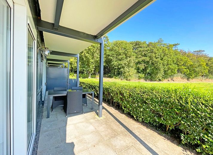 Stijlvolle eetruimte in Appartement Bos en Duin 12, De Dennen, Texel, ideaal voor gezellige maaltijden.