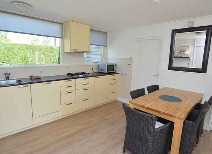 Gezellige woonkamer in Vakantiehuis de Parel 282, De Dennen, Texel met uitzicht op de tuin.