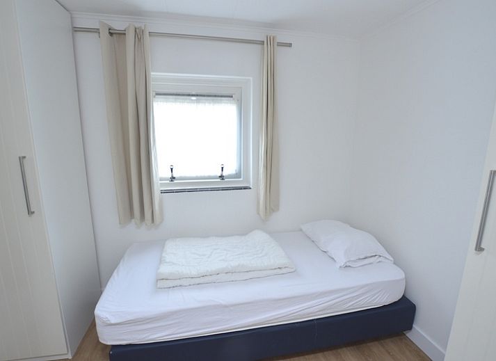 Gezellige woonkamer in Vakantiehuis de Parel 282, De Dennen, Texel met uitzicht op de tuin.