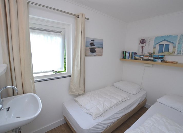 Gezellige woonkamer in Vakantiehuis de Parel 282, De Dennen, Texel met uitzicht op de tuin.