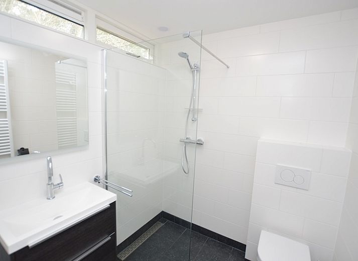 Gezellige woonkamer in Vakantiehuis de Parel 282, De Dennen, Texel met uitzicht op de tuin.