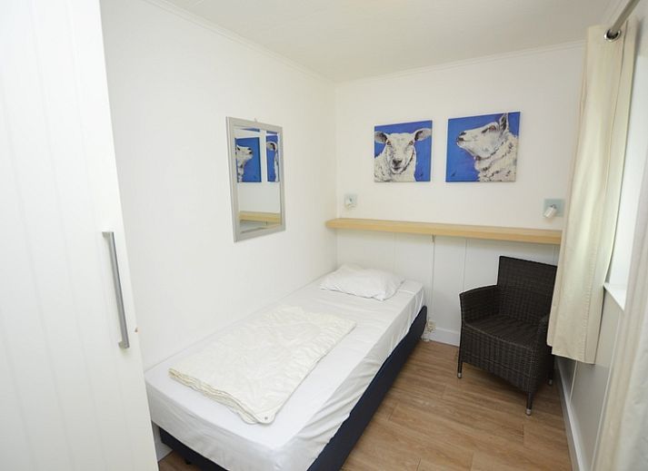 Comfortabele zithoek in Vakantiehuis de Parel 282, De Dennen, Texel met toegang tot het terras.