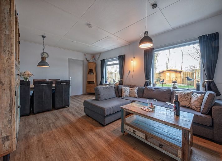 Gemuetliches Wohnzimmer im Ferienhaus Flora, De Dennen, Texel. Gemuetliche Sitzecke mit Blick auf den Garten dieses Ferienhauses auf den Watteninseln.