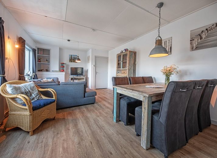 Gemuetliches Wohnzimmer im Ferienhaus Flora, De Dennen, Texel. Gemuetliche Sitzecke mit Blick auf den Garten dieses Ferienhauses auf den Watteninseln.