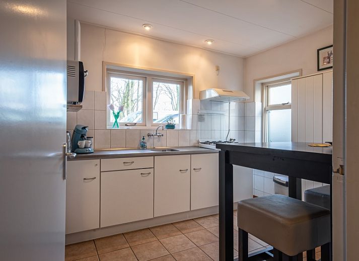 Gemuetliches Wohnzimmer des Ferienhauses Flora in De Dennen, Texel, mit geraeumiger Sitzecke und Gartenblick, ideal zum Entspannen.