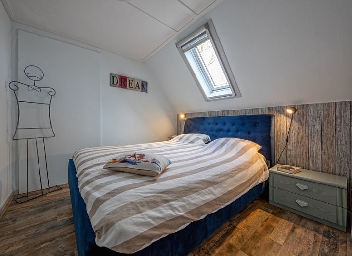 Gemuetliches Wohnzimmer des Ferienhauses Flora in De Dennen, Texel, mit geraeumiger Sitzecke und Gartenblick, ideal zum Entspannen.