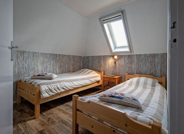 Gemuetliches Wohnzimmer des Ferienhauses Flora in De Dennen, Texel, mit geraeumiger Sitzecke und Gartenblick, ideal zum Entspannen.