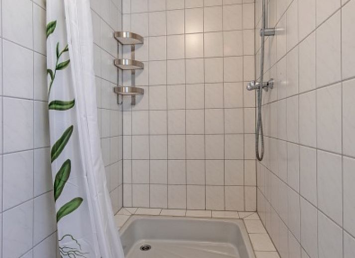 Gemuetliches Wohnzimmer des Ferienhauses Flora in De Dennen, Texel, mit geraeumiger Sitzecke und Gartenblick, ideal zum Entspannen.