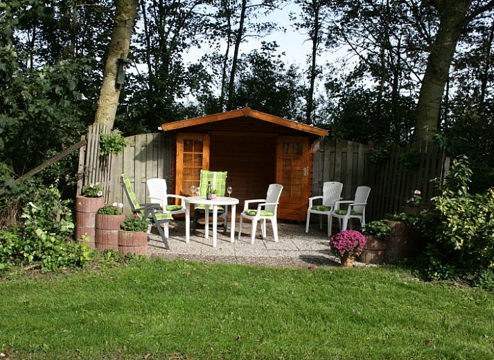 Gemuetliches Wohnzimmer des Ferienhauses Flora in De Dennen, Texel. Komfortable Sitz- und Essecke im gemuetlichen Ferienhaus auf den Watteninseln.
