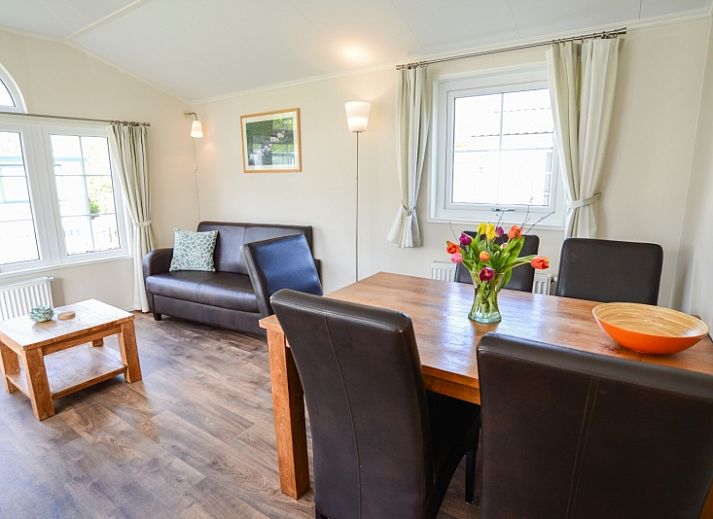 Ferienpark De Koorn-aar Typ F, charmantes Ferienhaus in De Dennen, Texel mit sonniger Terrasse und gruener Umgebung.