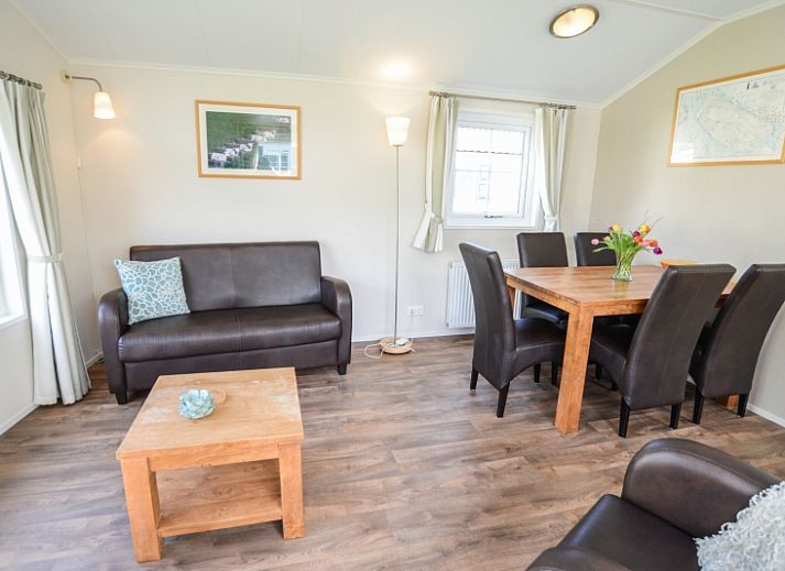 Ferienpark De Koorn-aar Typ F, charmantes Ferienhaus in De Dennen, Texel mit sonniger Terrasse und gruener Umgebung.