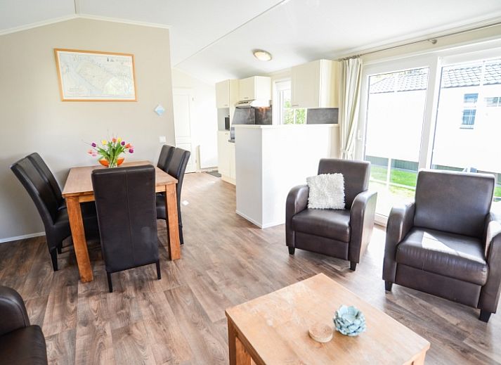 Ferienpark De Koorn-aar Typ F, charmantes Ferienhaus in De Dennen, Texel mit sonniger Terrasse und gruener Umgebung.