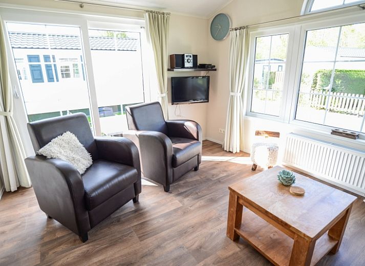 Ferienpark De Koorn-aar Typ F, charmantes Ferienhaus in De Dennen, Texel mit sonniger Terrasse und gruener Umgebung.