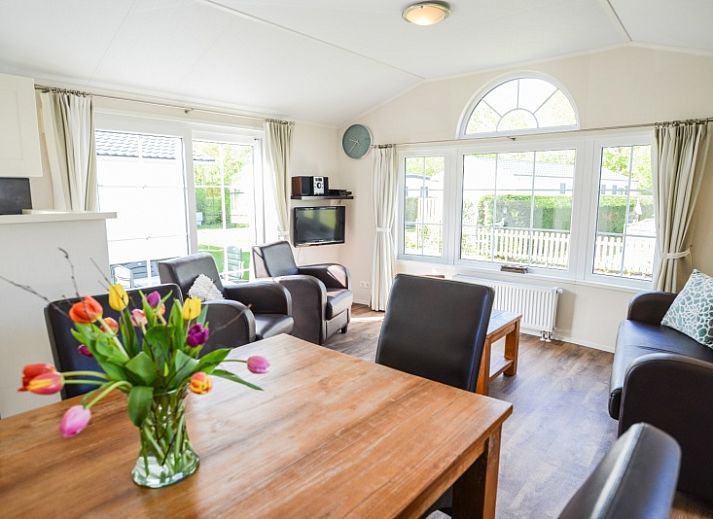 Gemuetliches Wohnzimmer im Ferienpark De Koorn-aar Typ F, De Dennen, Texel mit komfortabler Einrichtung und viel Licht.