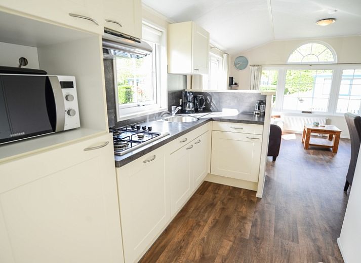 Gemuetliches Wohnzimmer im Ferienpark De Koorn-aar Typ F, De Dennen, Texel mit komfortabler Einrichtung und viel Licht.