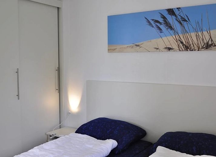 Geraeumiges Wohnzimmer im Ferienpark De Koorn-aar Typ F, De Dennen, Texel mit Essecke und einladender Atmosphaere.