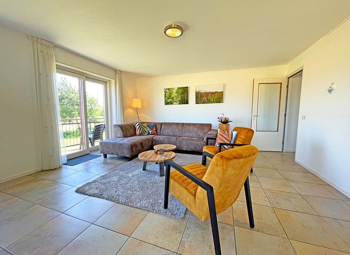 Ruime woonkamer in Appartement Bos en Duin 43, De Dennen, Texel met comfortabele zithoek en uitzicht op de natuur.