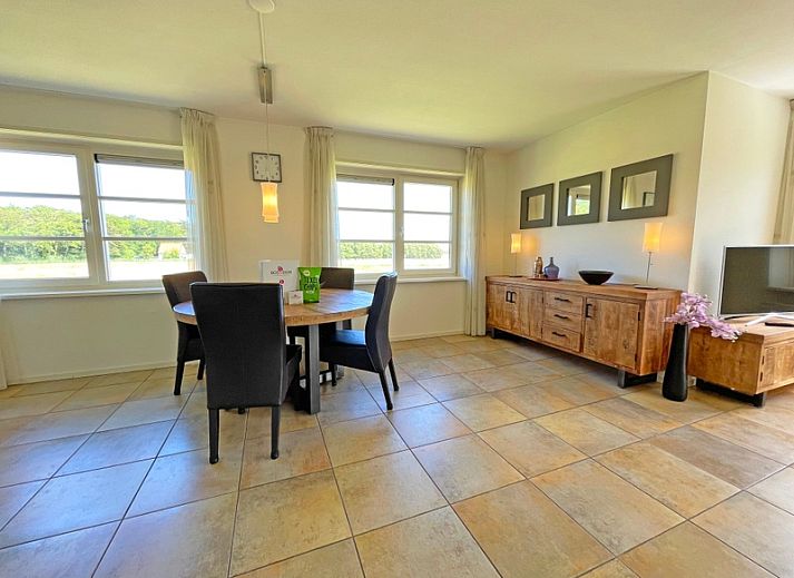 Gezellige leefruimte in Appartement Bos en Duin 43, De Dennen, Texel met veel natuurlijk licht en moderne inrichting.