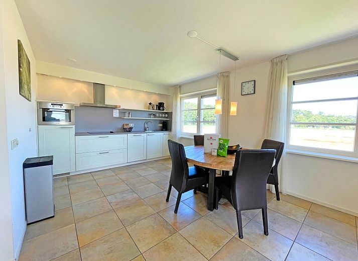 Gezellige leefruimte in Appartement Bos en Duin 43, De Dennen, Texel met veel natuurlijk licht en moderne inrichting.