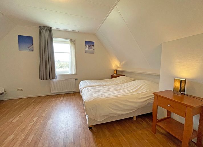 Gezellige leefruimte in Appartement Bos en Duin 43, De Dennen, Texel met veel natuurlijk licht en moderne inrichting.