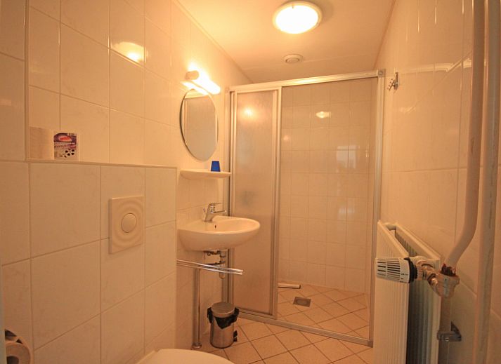 Modernes Interieur des Appartements Bos en Duin 14, Texel, mit stimmungsvollem Mobiliar und Blick auf die Natur.