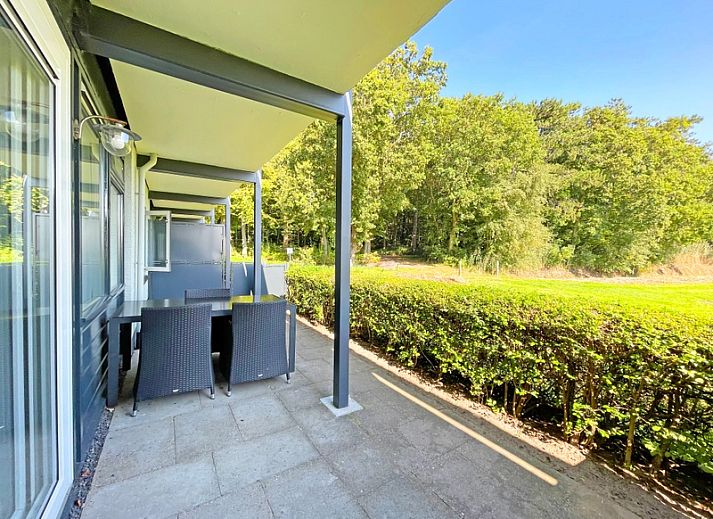 Modernes Interieur des Appartements Bos en Duin 14, Texel, mit stimmungsvollem Mobiliar und Blick auf die Natur.