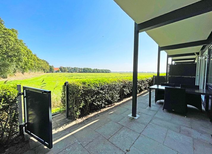 Helle Sitzecke im Appartement Bos en Duin 14, De Dennen, Texel, ideal fuer entspannende Momente mit Blick auf den Garten.
