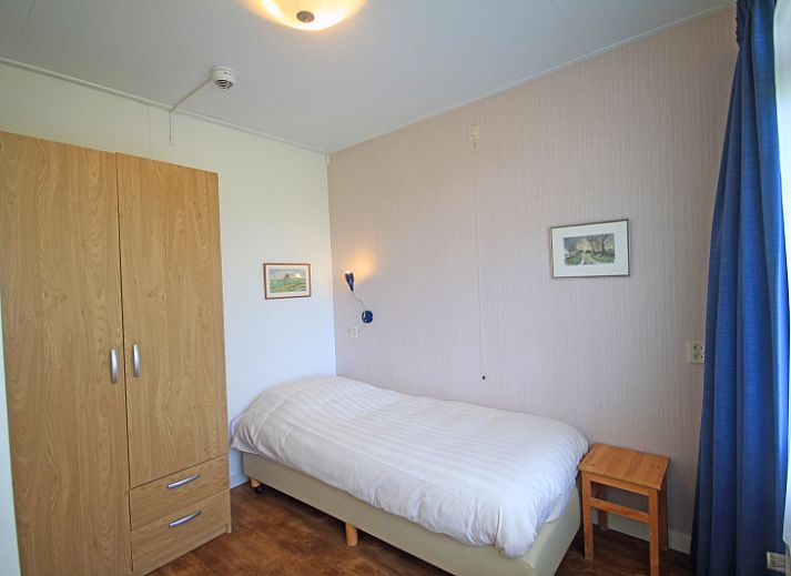 Ruime zithoek in Appartement Bos en Duin 15, De Dennen, Texel met moderne inrichting en toegang tot het terras.