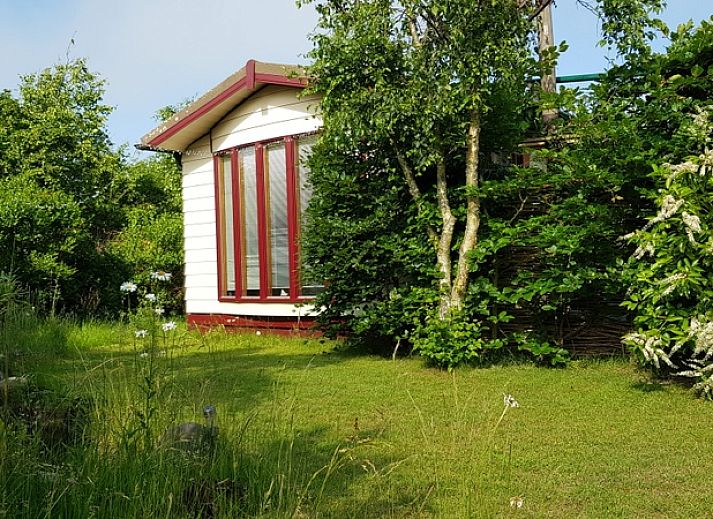 Vakantiepark De Bremakker in De Dennen, Texel, bietet ein Ferienhaus inmitten ueppiger Natur und Gruenanlagen.