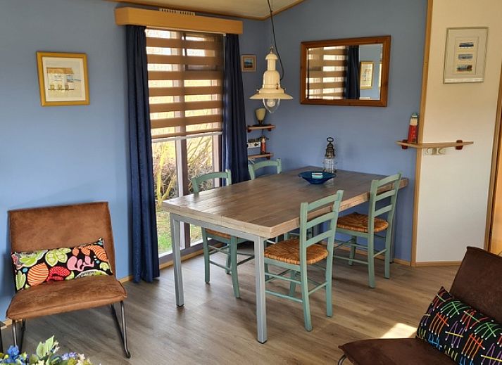 Vakantiepark De Bremakker in De Dennen, Texel, bietet ein Ferienhaus inmitten ueppiger Natur und Gruenanlagen.