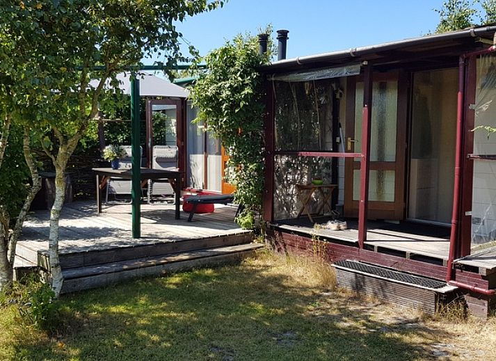 Gemuetliche Ecke des Ferienparks De Bremakker, Texel, mit einem Ferienhaus in gruener Umgebung.