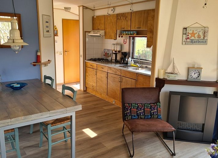 Gemuetliche Ecke des Ferienparks De Bremakker, Texel, mit einem Ferienhaus in gruener Umgebung.