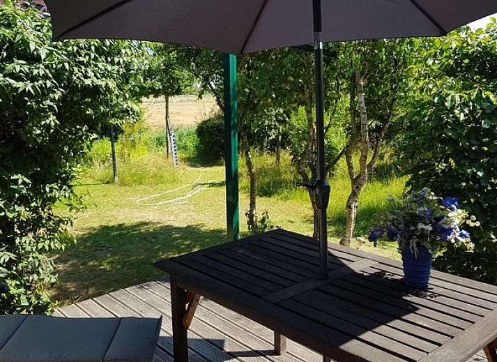 Gemuetliche Ecke des Ferienparks De Bremakker, Texel, mit einem Ferienhaus in gruener Umgebung.