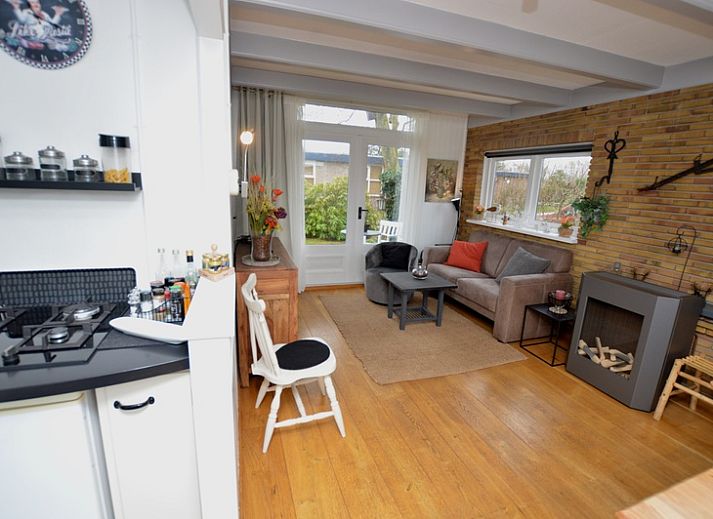 Charmantes Aeusseres des Bungalows Uterste Coogh 122 in De Dennen, Texel, umgeben von gruener Natur.