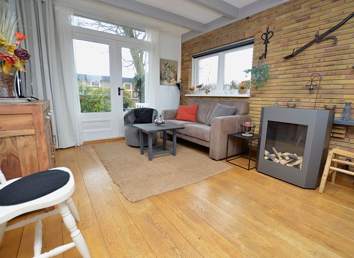 Charmantes Aeusseres des Bungalows Uterste Coogh 122 in De Dennen, Texel, umgeben von gruener Natur.