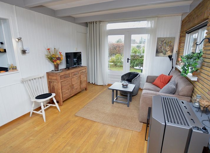 Charmantes Aeusseres des Bungalows Uterste Coogh 122 in De Dennen, Texel, umgeben von gruener Natur.