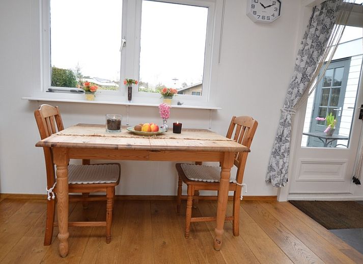 Gemuetliches Wohnzimmer des Ferienhauses Bungalow Uterste Coogh 122 in De Dennen, Texel mit offener Kueche.