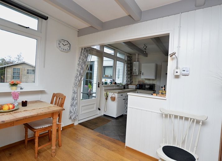 Gemuetliches Wohnzimmer des Ferienhauses Bungalow Uterste Coogh 122 in De Dennen, Texel mit offener Kueche.