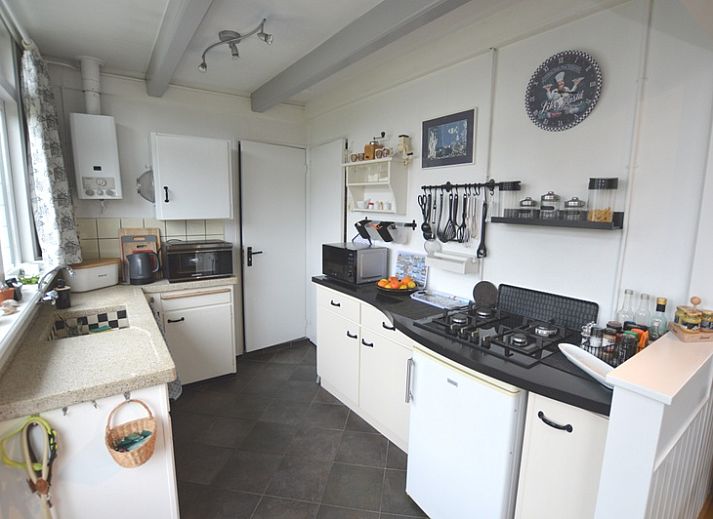 Gemuetliches Wohnzimmer des Ferienhauses Bungalow Uterste Coogh 122 in De Dennen, Texel mit offener Kueche.