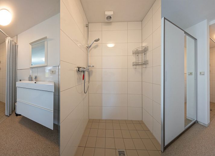 Gemuetliches Wohnzimmer von Cottage 6 in De Dennen, Texel, mit bequemer Sitzecke und Gartenblick.